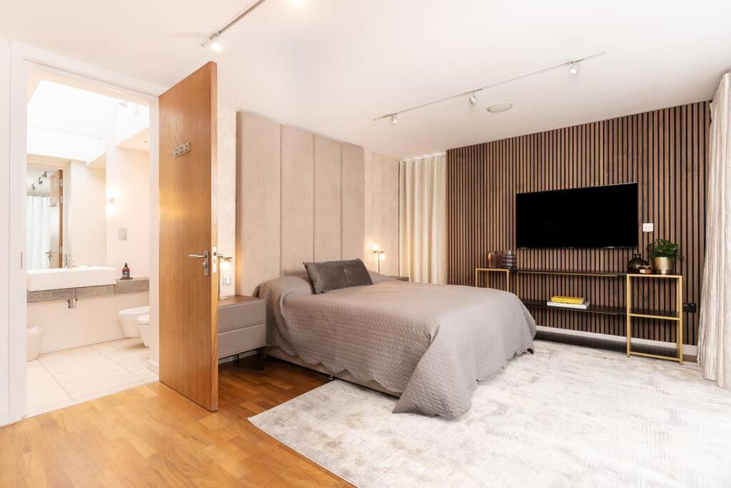 カーディフ Luxury Water Tower I Roof Bar I Cinemaヴィラ エクステリア 写真
